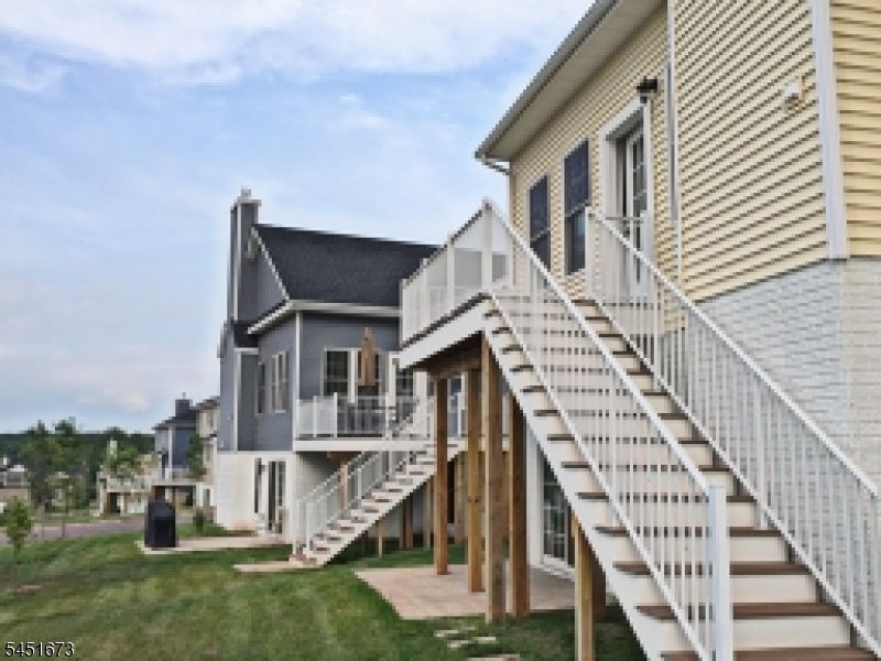 9 Comstock Ln Property Photo 28