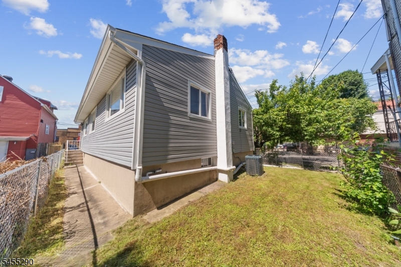1466 44th St Property Photo 17