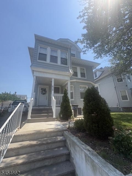 637 Parker St Property Photo 1