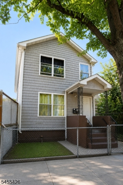 212 N 1st St Property Photo 2