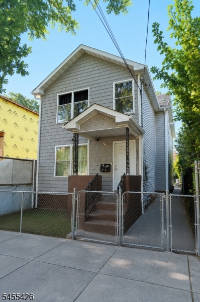 212 N 1st St Property Photo 3