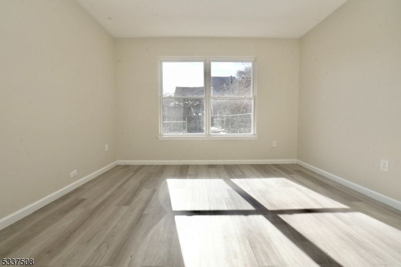 212 N 1st St Property Photo 8