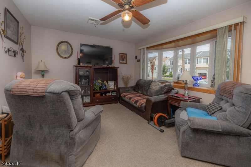 2114 Alberta Ave Property Photo 4