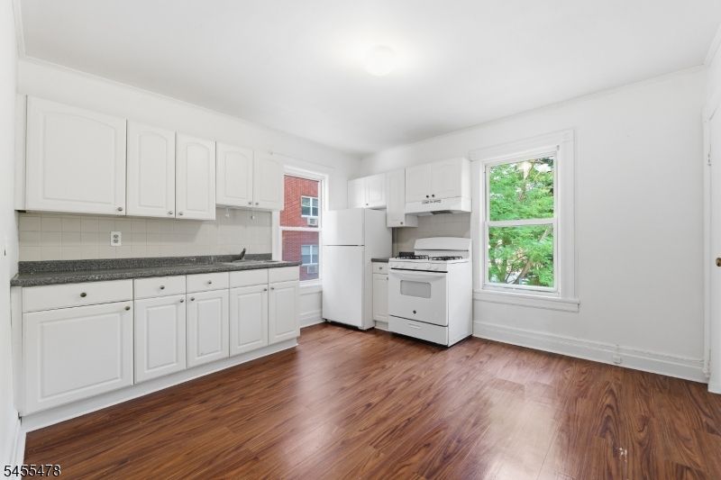 220 Anderson St Property Photo 10