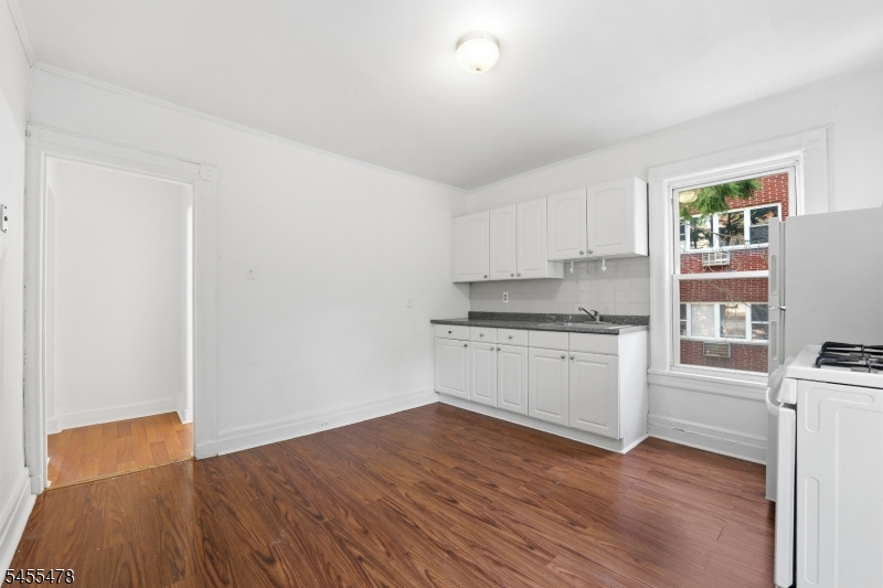 220 Anderson St Property Photo 12