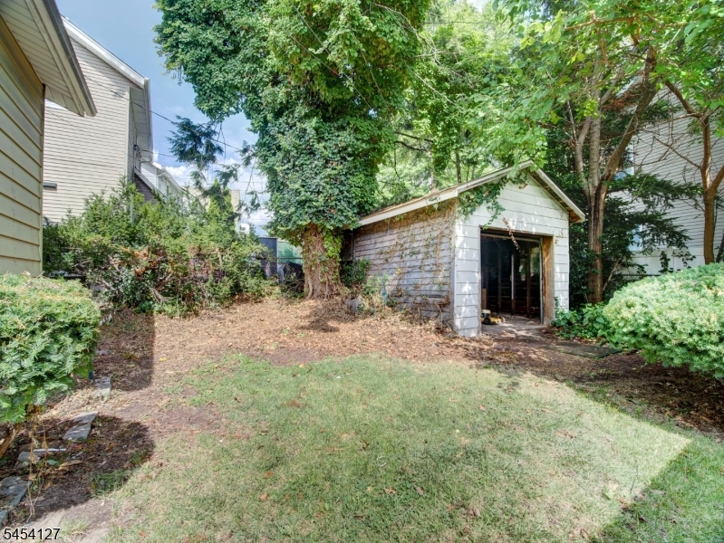 8 Whitman Ave Property Photo 4