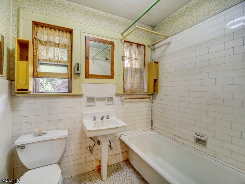 8 Whitman Ave Property Photo 18