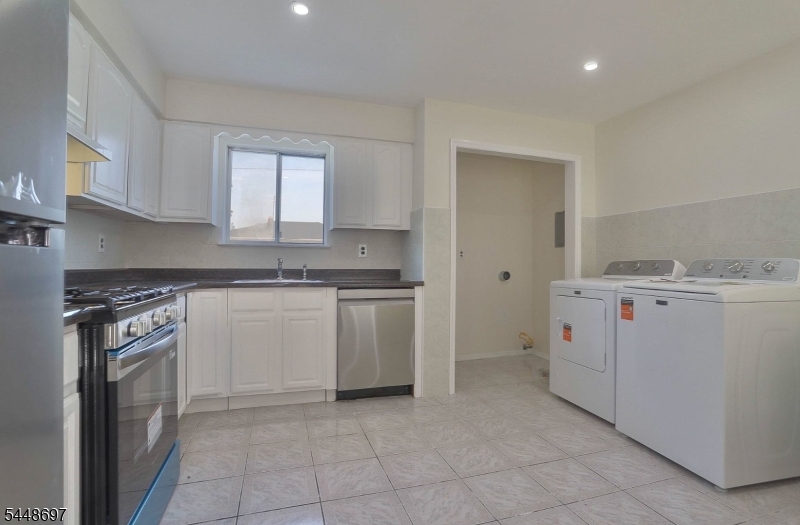 220 Astoria Pl 3 Property Photo 1