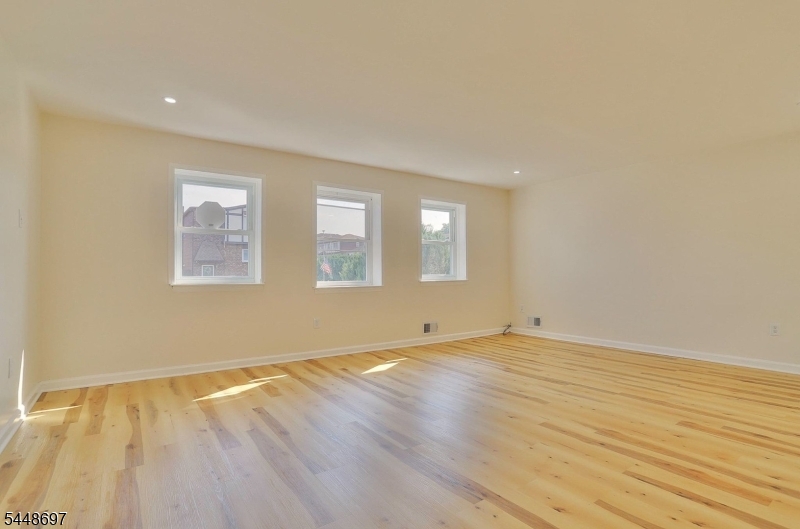 220 Astoria Pl 3 Property Photo 2