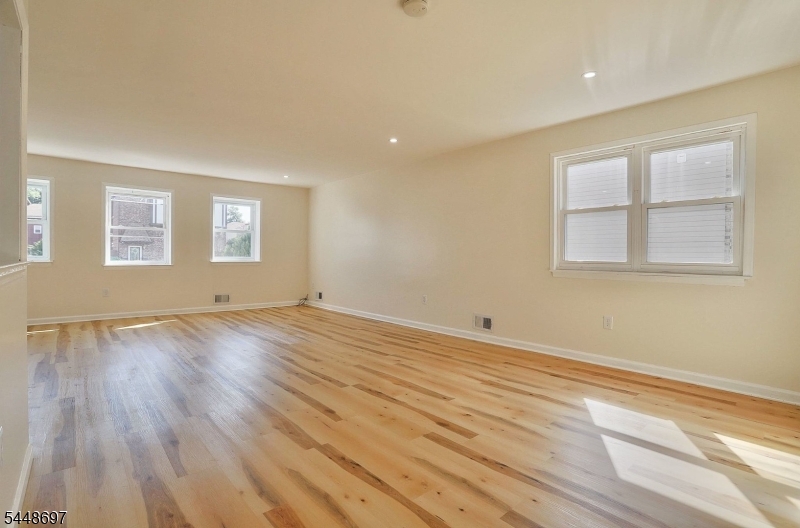 220 Astoria Pl 3 Property Photo 3