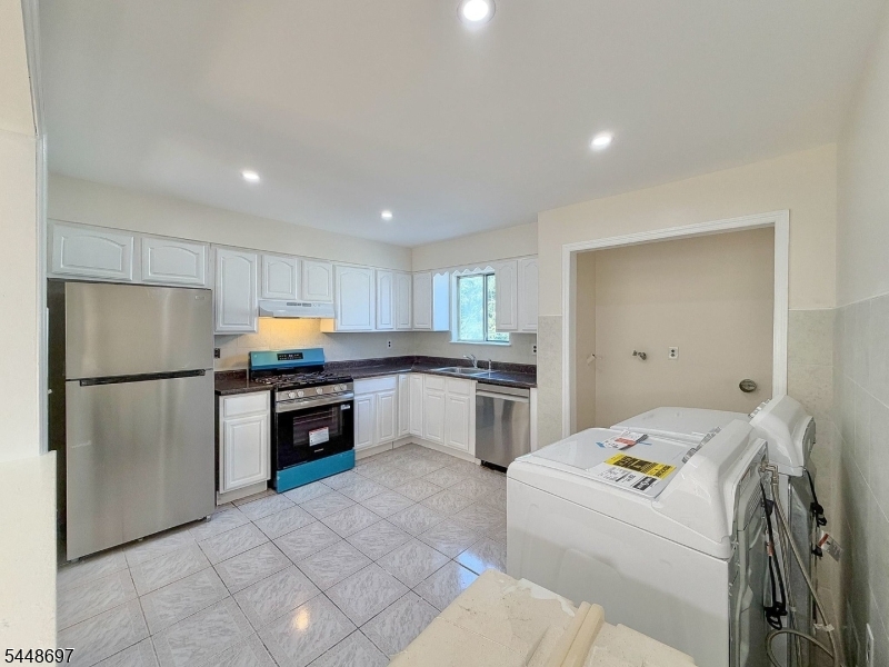 220 Astoria Pl 3 Property Photo 4