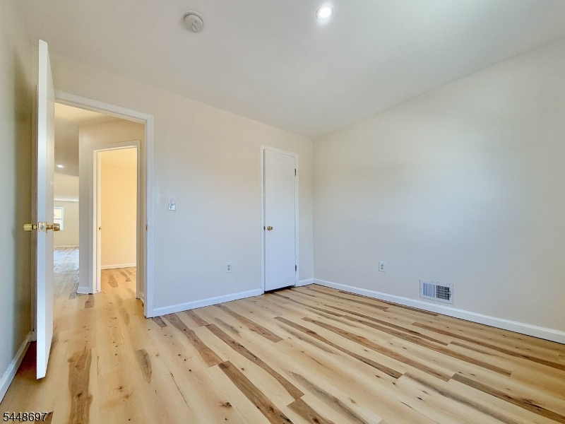 220 Astoria Pl 3 Property Photo 6