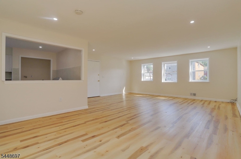 220 Astoria Pl 3 Property Photo 8