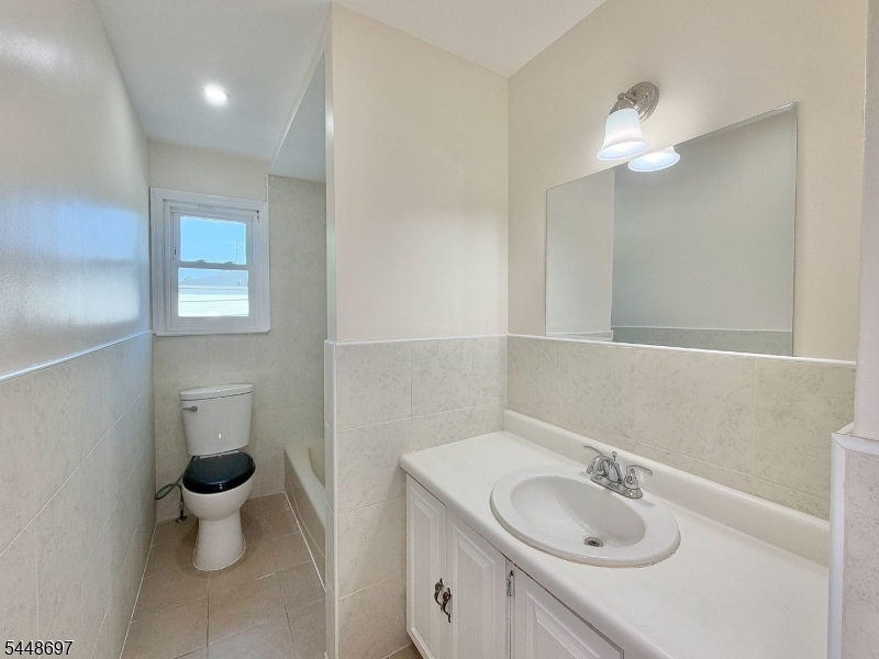 220 Astoria Pl 3 Property Photo 10