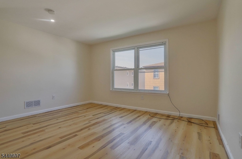 220 Astoria Pl 3 Property Photo 11