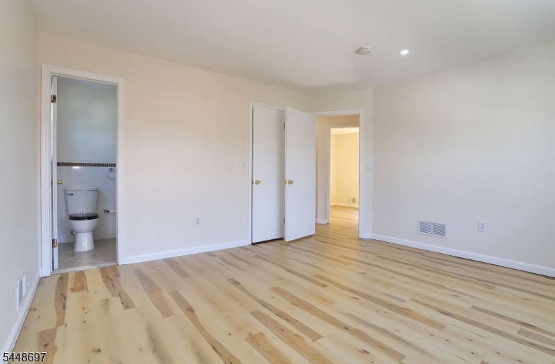 220 Astoria Pl 3 Property Photo 13