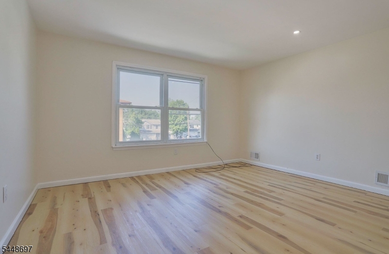 220 Astoria Pl 3 Property Photo 14