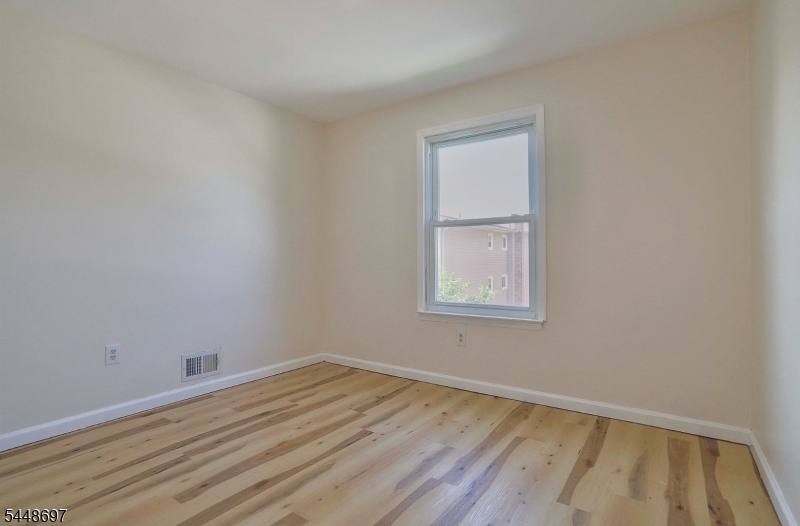 220 Astoria Pl 3 Property Photo 15