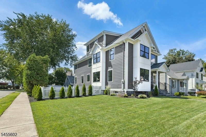 28 Pershing Ave Property Photo 3