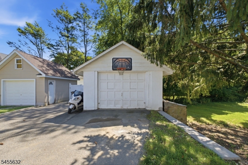 14 Meadow Ave Property Photo 26