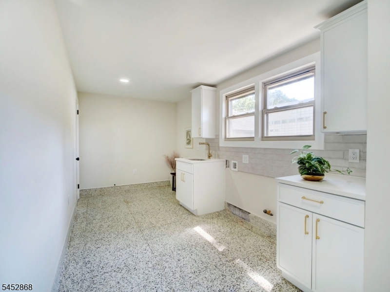 156 W Lincoln Ave Property Photo 17
