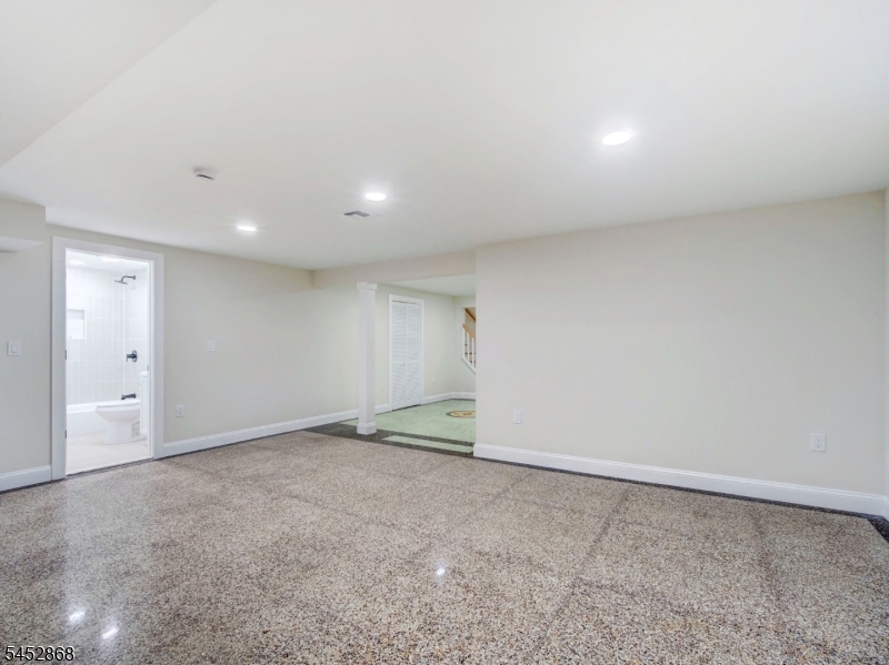 156 W Lincoln Ave Property Photo 28