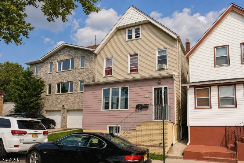 100 Maple St Property Photo 1