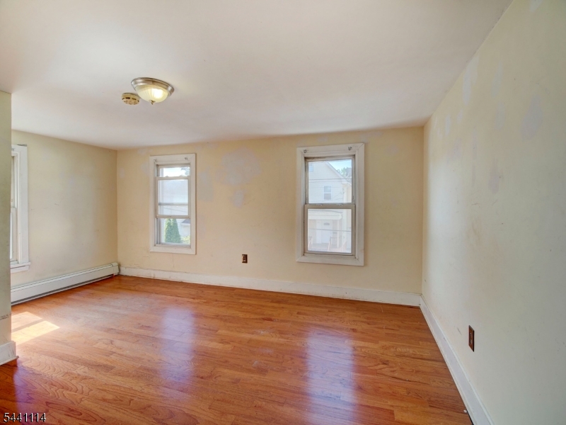 220 William St Property Photo 9