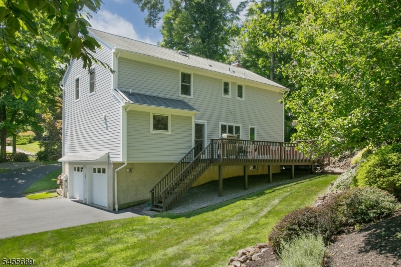 17 Colonel Evans Dr Property Photo 3