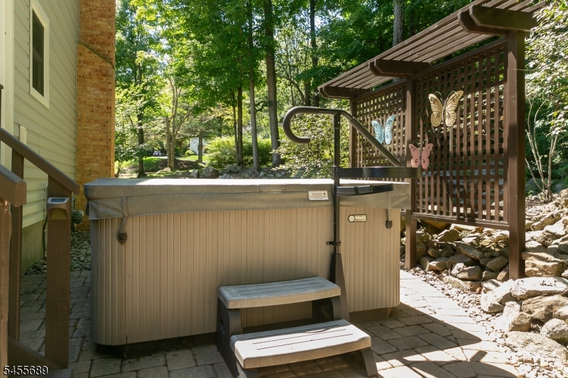 17 Colonel Evans Dr Property Photo 5