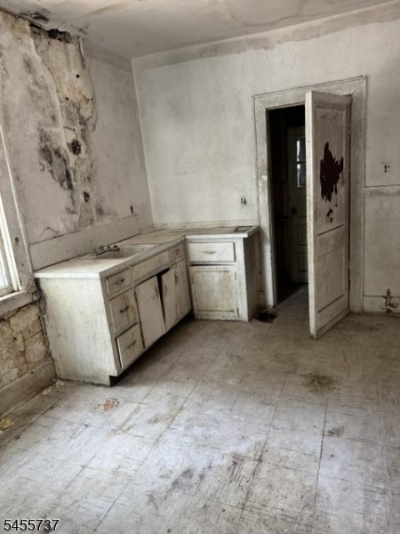 36 Sunset Ave Property Photo 11