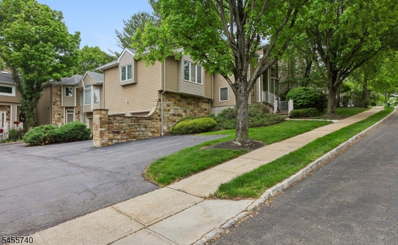 163 Clarken Dr Property Photo 3