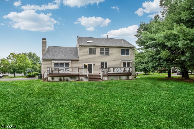 2 Fells Ln Property Photo 3