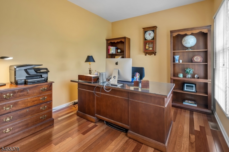 2 Fells Ln Property Photo 8