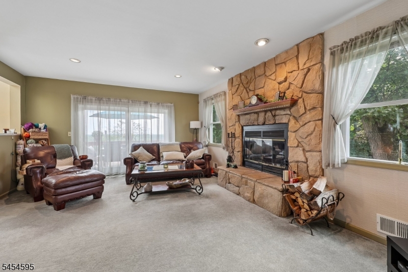 17 Rosenbrook Dr Property Photo 8
