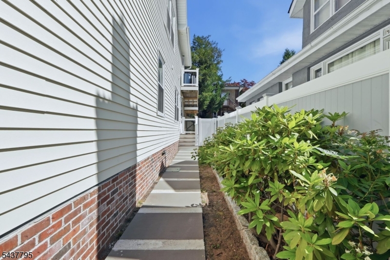 81 Hudson Ave Property Photo 30