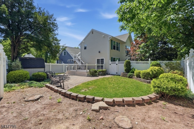 81 Hudson Ave Property Photo 35