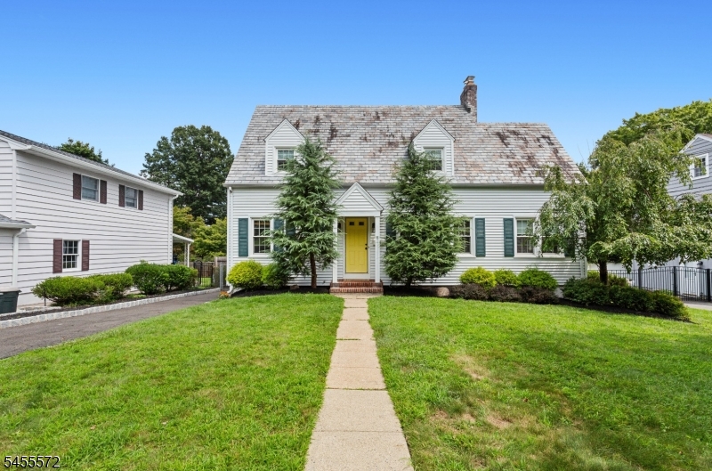 8 Tuxedo Pl Property Photo 1