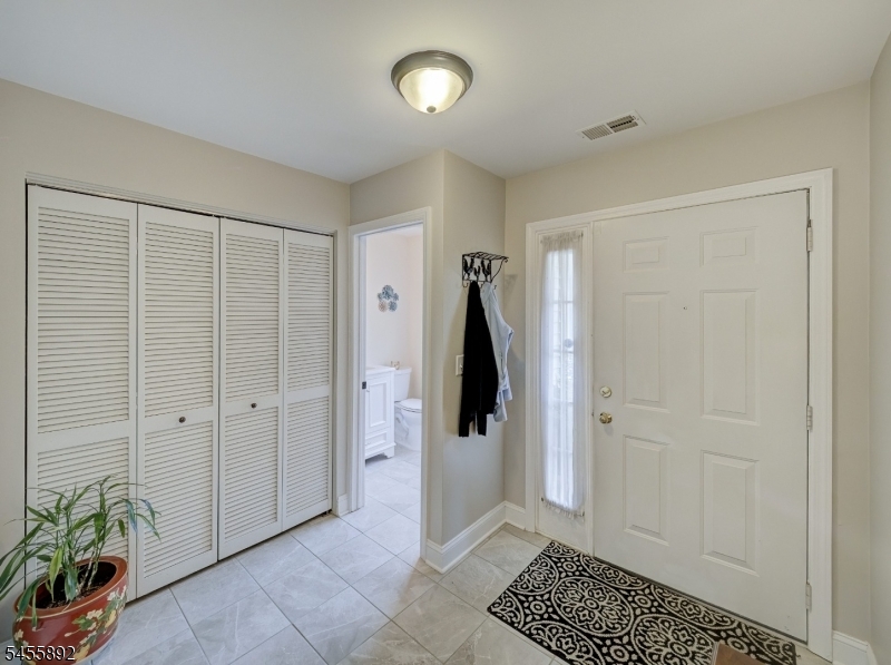 1102 Fox Hill Pl Property Photo 3