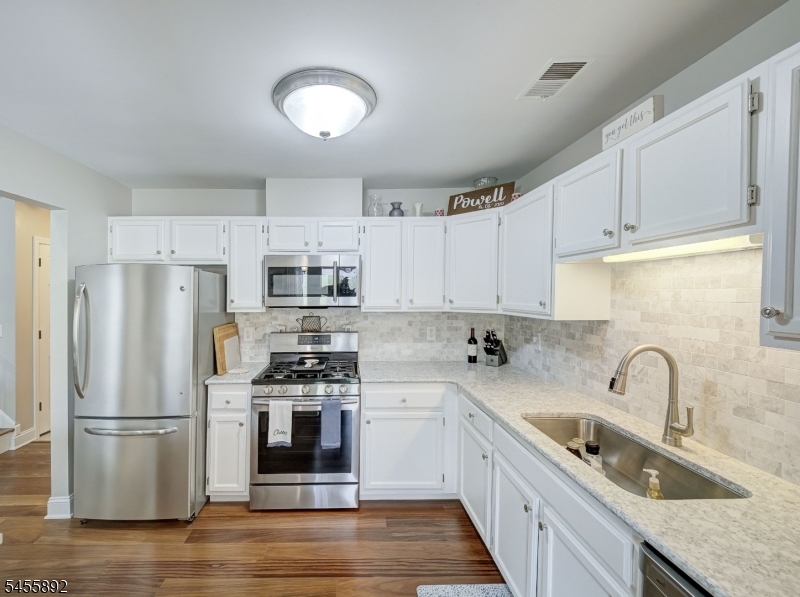 1102 Fox Hill Pl Property Photo 4
