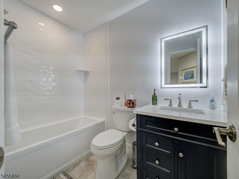 1102 Fox Hill Pl Property Photo 16
