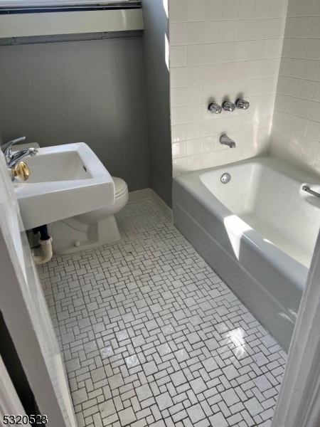 75 Pine St 3r Property Photo 3