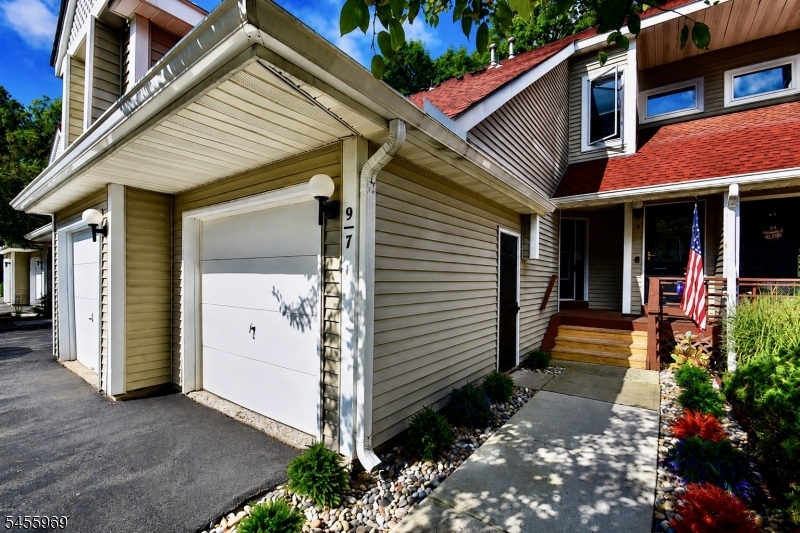 7 Pine Hollow Ct Property Photo 1