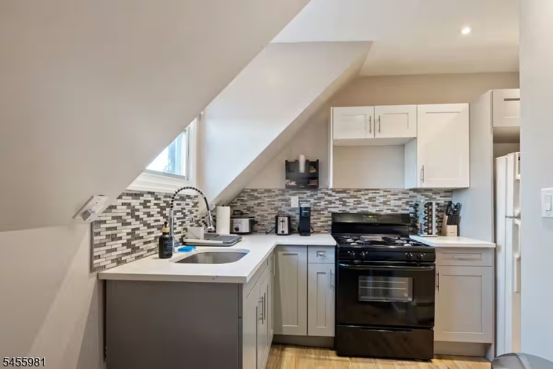 61 Washington Ter Property Photo 4