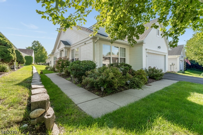 99 Kensington Cir Property Photo 3
