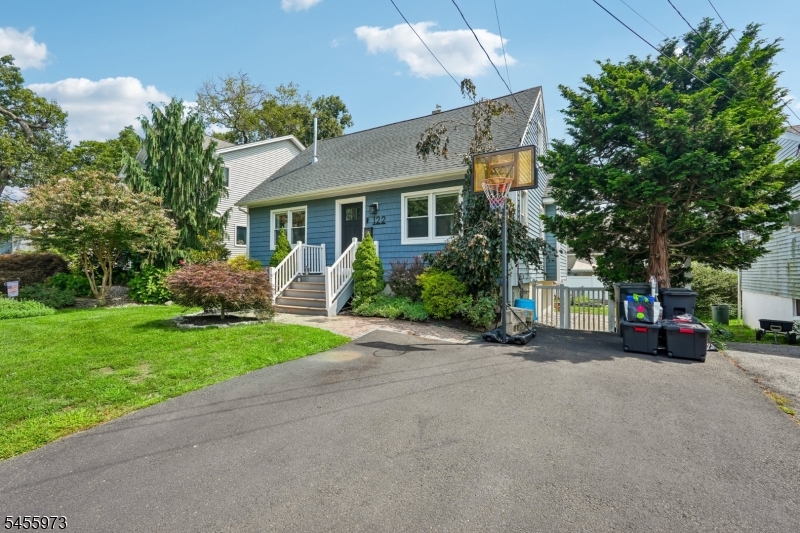 122 Maplewood Ave Property Photo 3
