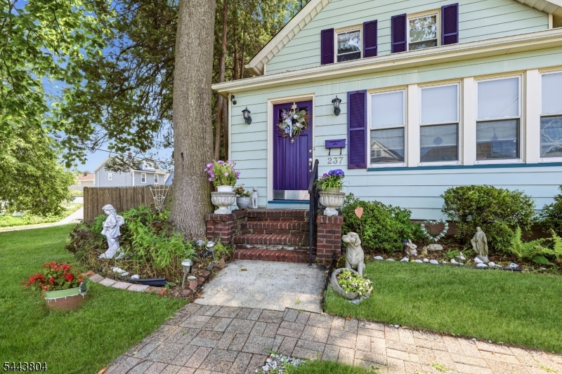 237 Broughton Ave Property Photo 5