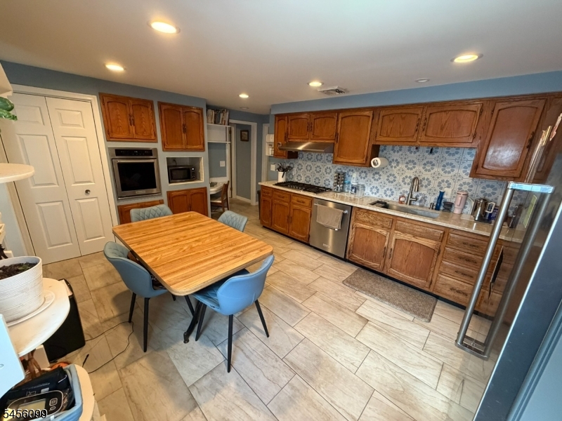 2236 Washington Valley Rd Property Photo 4