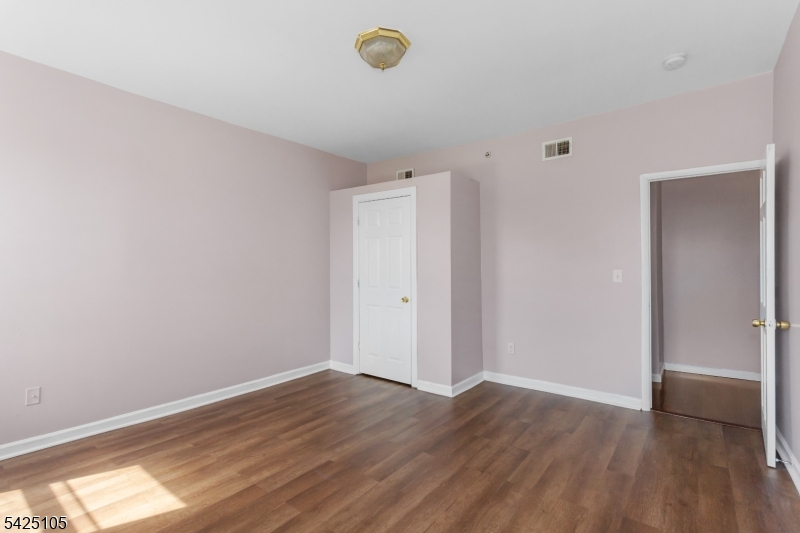 133 N Maple Ave 405 Property Photo 5