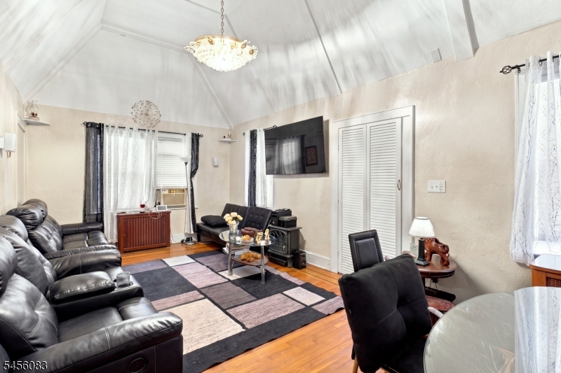 2088 Lentz Ave Property Photo 4